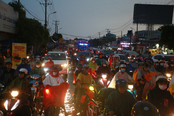 Nhiều tuyến đường tại TP HCM ngập sâu trong ngày đầu của đợt mưa diện rộng - 7