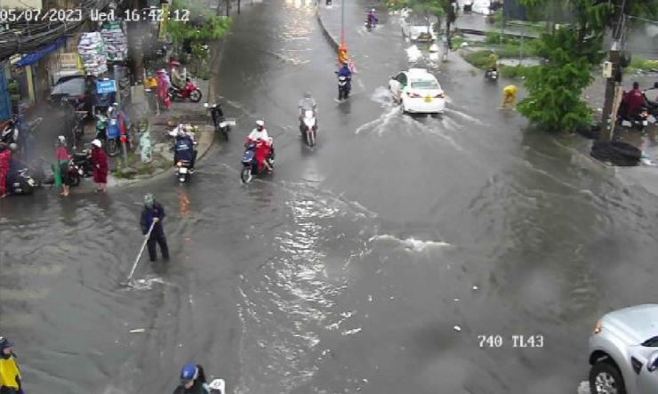 Nhiều tuyến đường tại TP HCM ngập sâu trong ngày đầu của đợt mưa diện rộng - 6