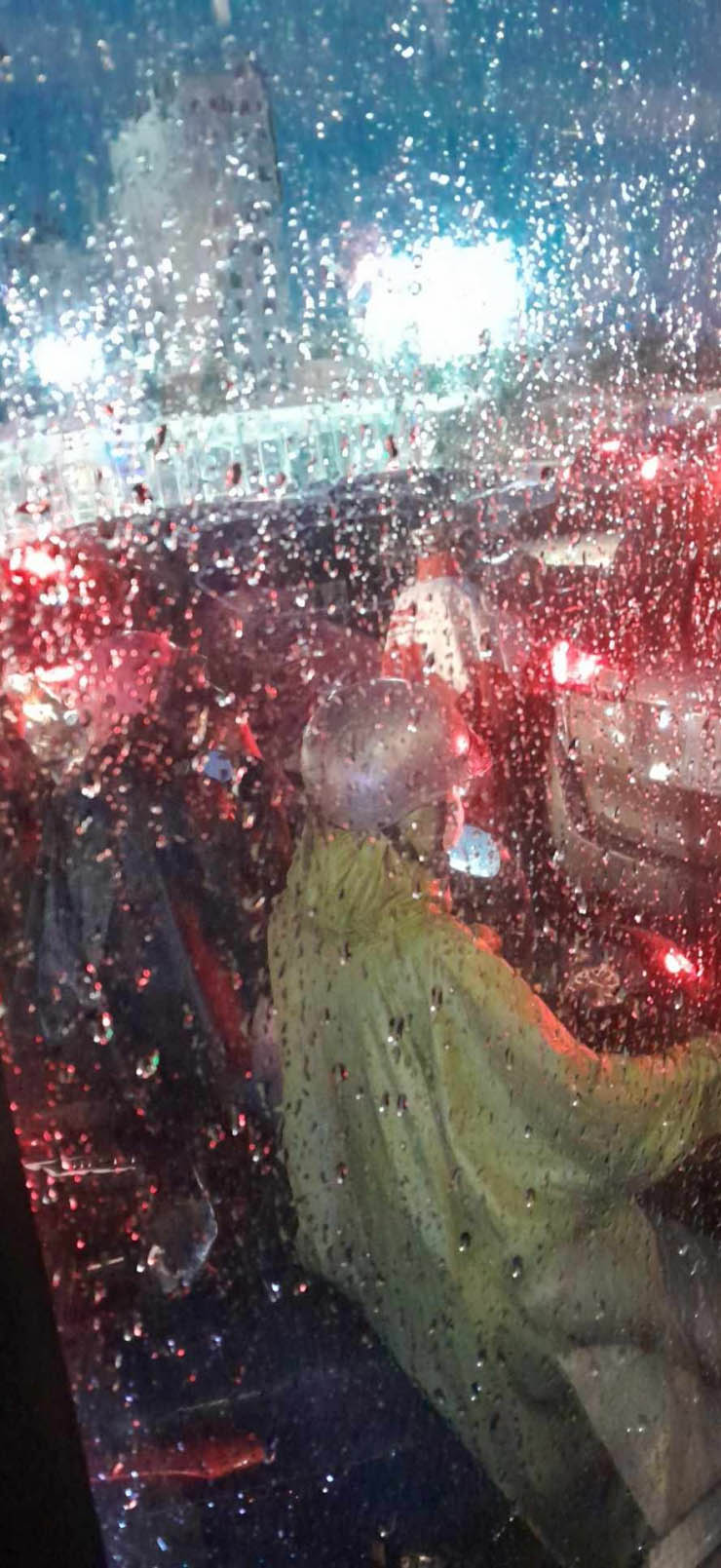 Nhiều tuyến đường tại TP HCM ngập sâu trong ngày đầu của đợt mưa diện rộng - 4