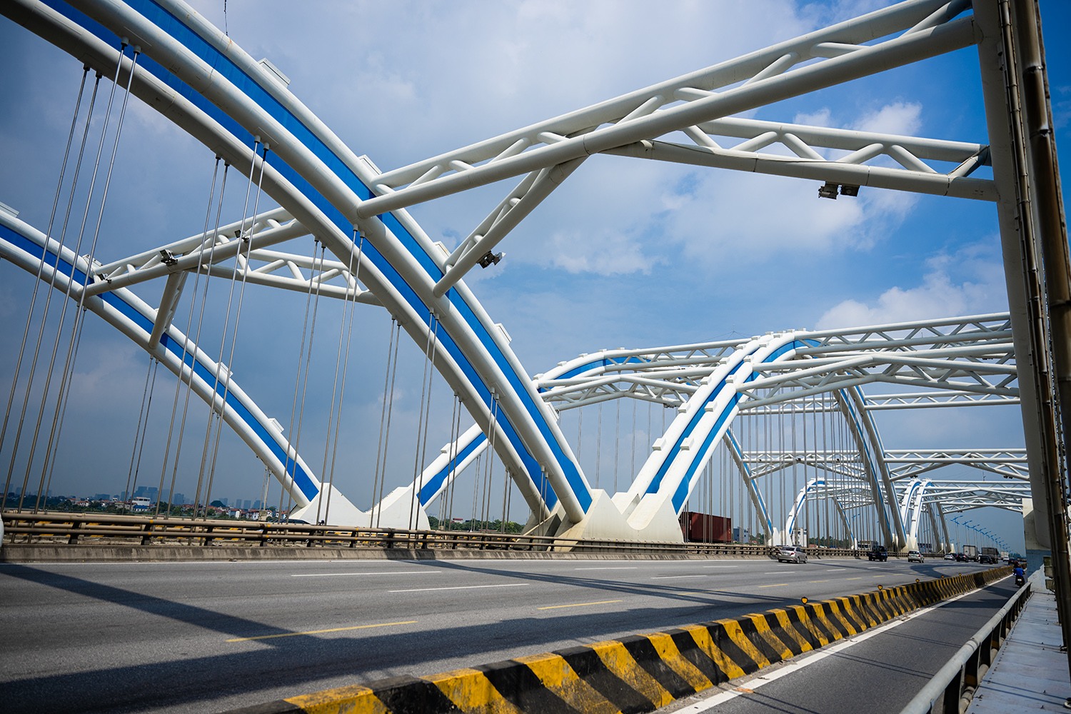 Chiêm ngưỡng cây cầu vòm thép vượt sông rộng nhất Việt Nam - 11