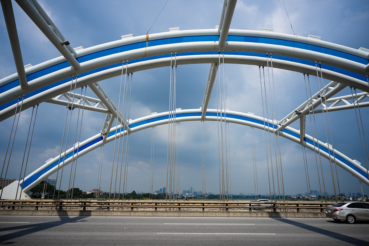 Chiêm ngưỡng cây cầu vòm thép vượt sông rộng nhất Việt Nam - 7