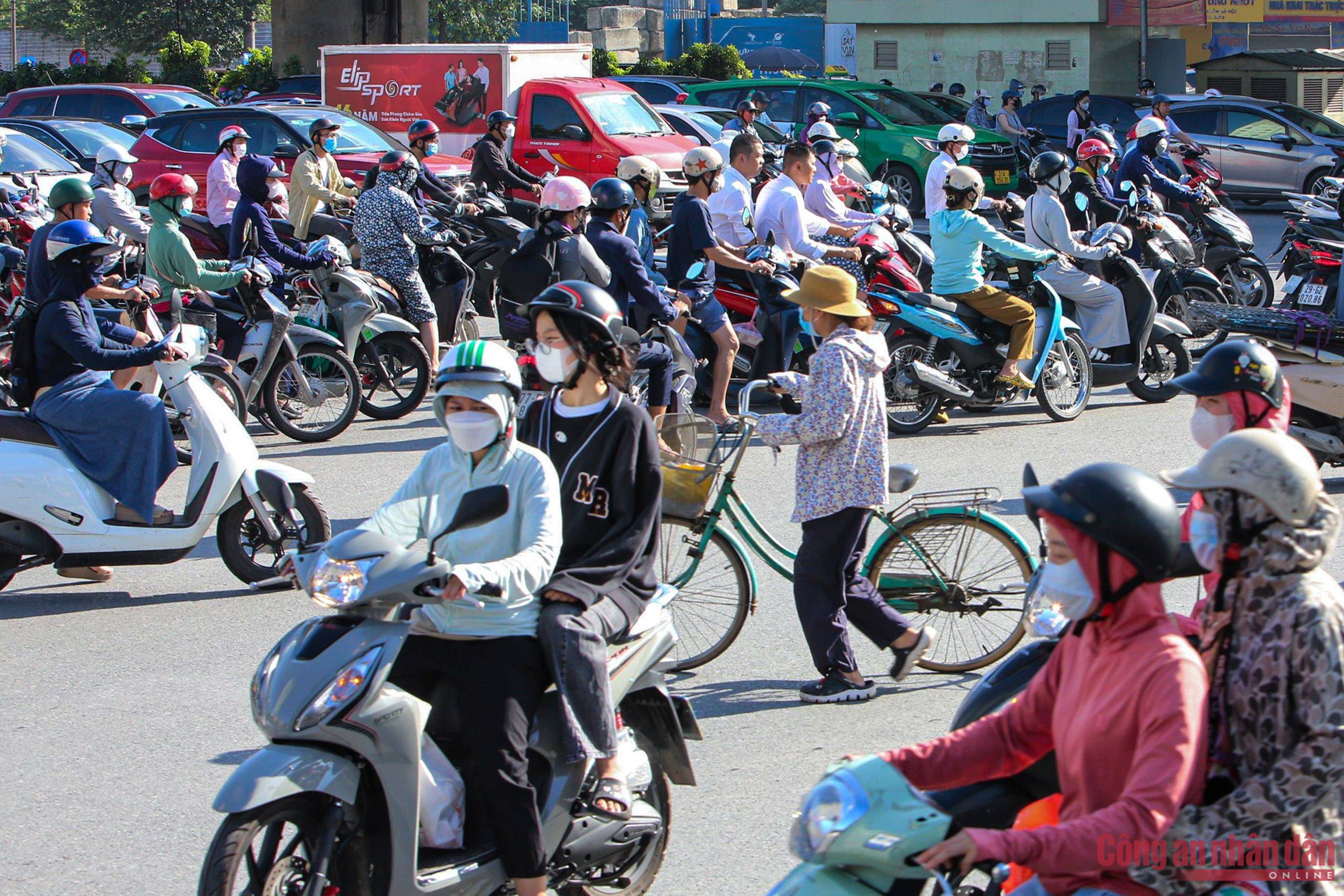 Đường Nguyễn Trãi tiếp tục bị &#34;bóp nghẹt&#34;, giao thông hỗn loạn, người dân đi ngược chiều - 10