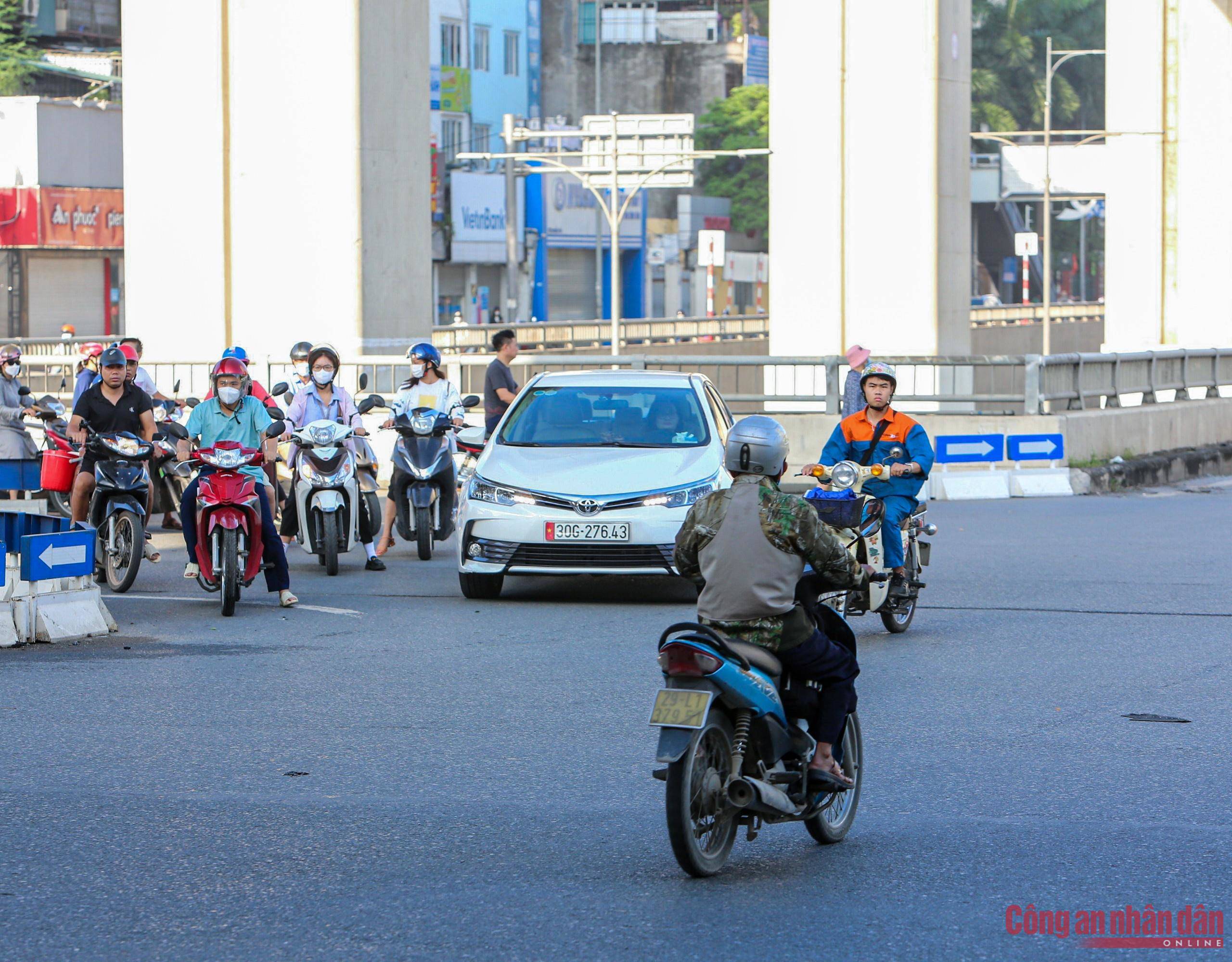 Đường Nguyễn Trãi tiếp tục bị &#34;bóp nghẹt&#34;, giao thông hỗn loạn, người dân đi ngược chiều - 4