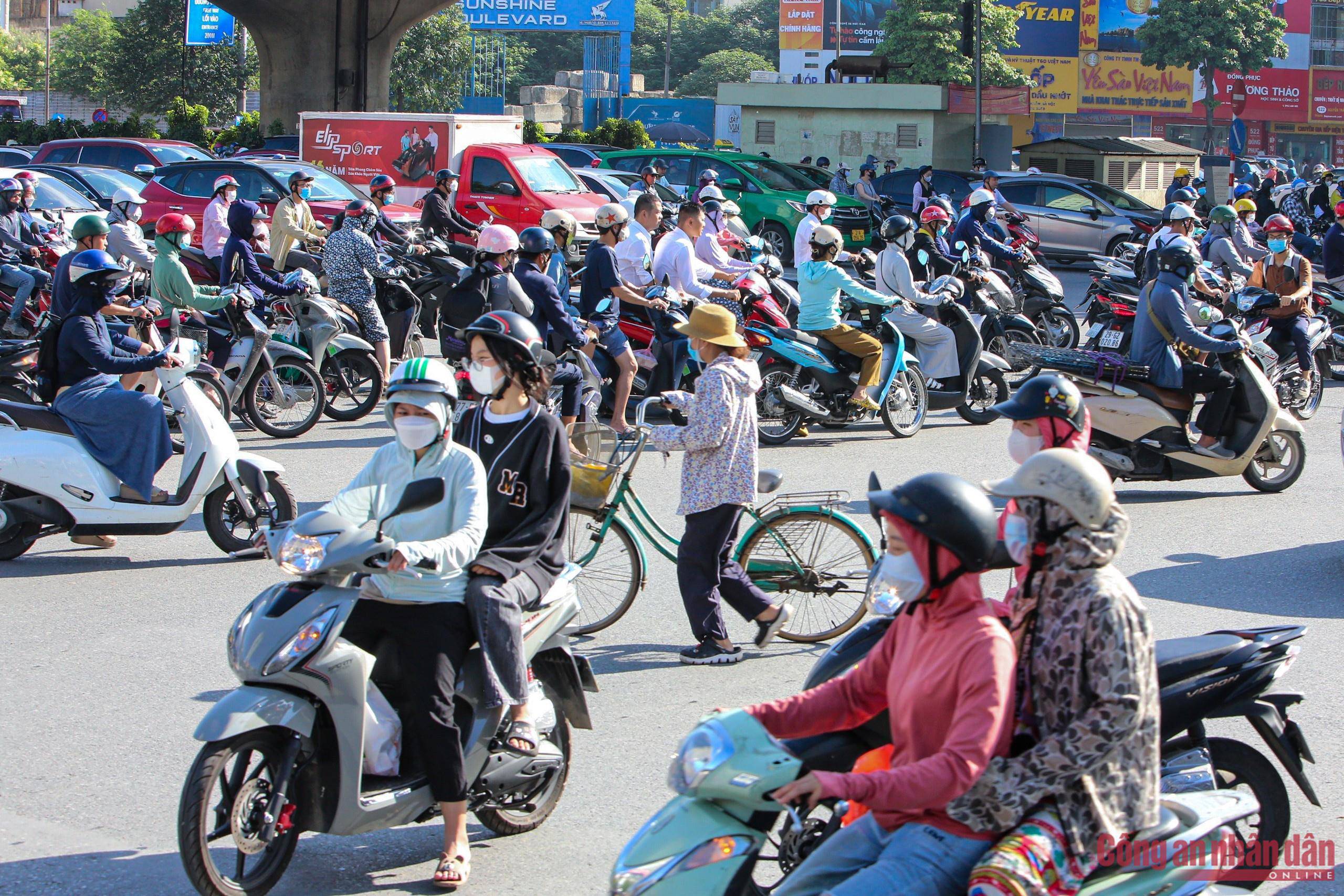 Đường Nguyễn Trãi tiếp tục bị &#34;bóp nghẹt&#34;, giao thông hỗn loạn, người dân đi ngược chiều - 5