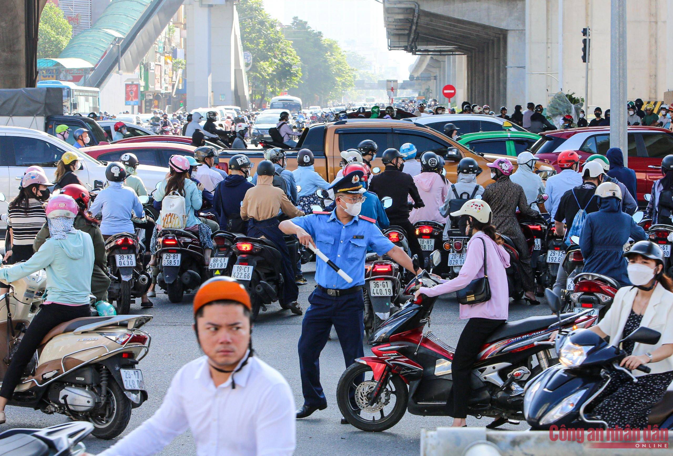 Đường Nguyễn Trãi tiếp tục bị &#34;bóp nghẹt&#34;, giao thông hỗn loạn, người dân đi ngược chiều - 6