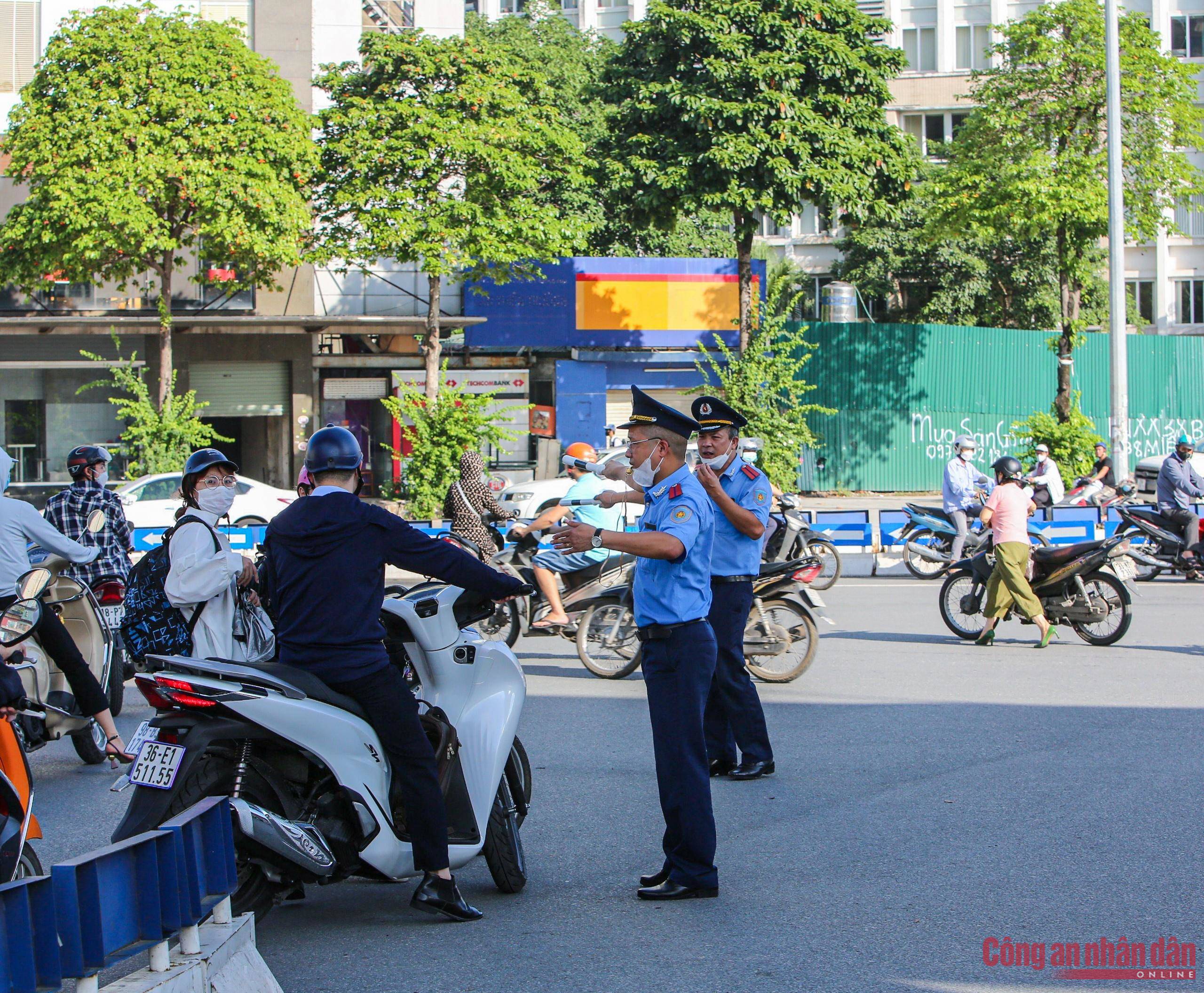 Đường Nguyễn Trãi tiếp tục bị &#34;bóp nghẹt&#34;, giao thông hỗn loạn, người dân đi ngược chiều - 7