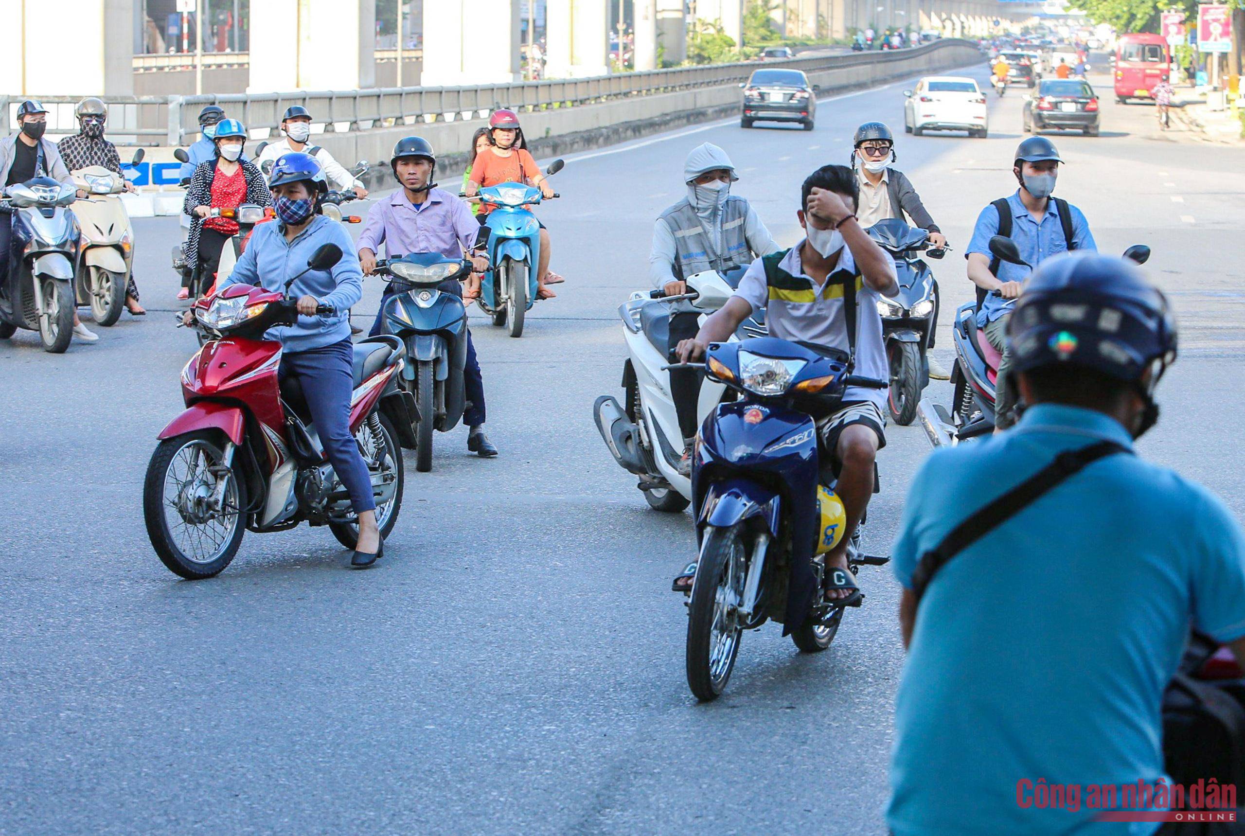 Đường Nguyễn Trãi tiếp tục bị &#34;bóp nghẹt&#34;, giao thông hỗn loạn, người dân đi ngược chiều - 8