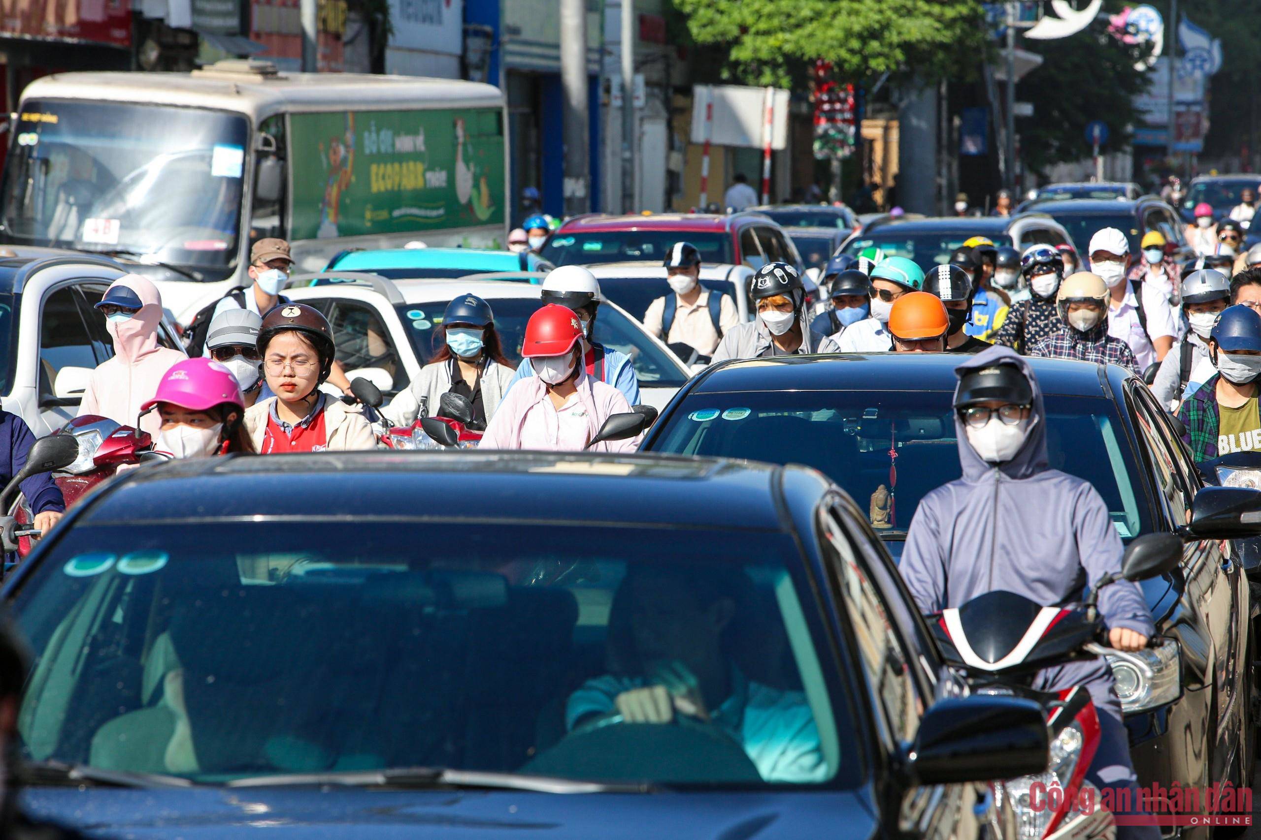 Đường Nguyễn Trãi tiếp tục bị &#34;bóp nghẹt&#34;, giao thông hỗn loạn, người dân đi ngược chiều - 9