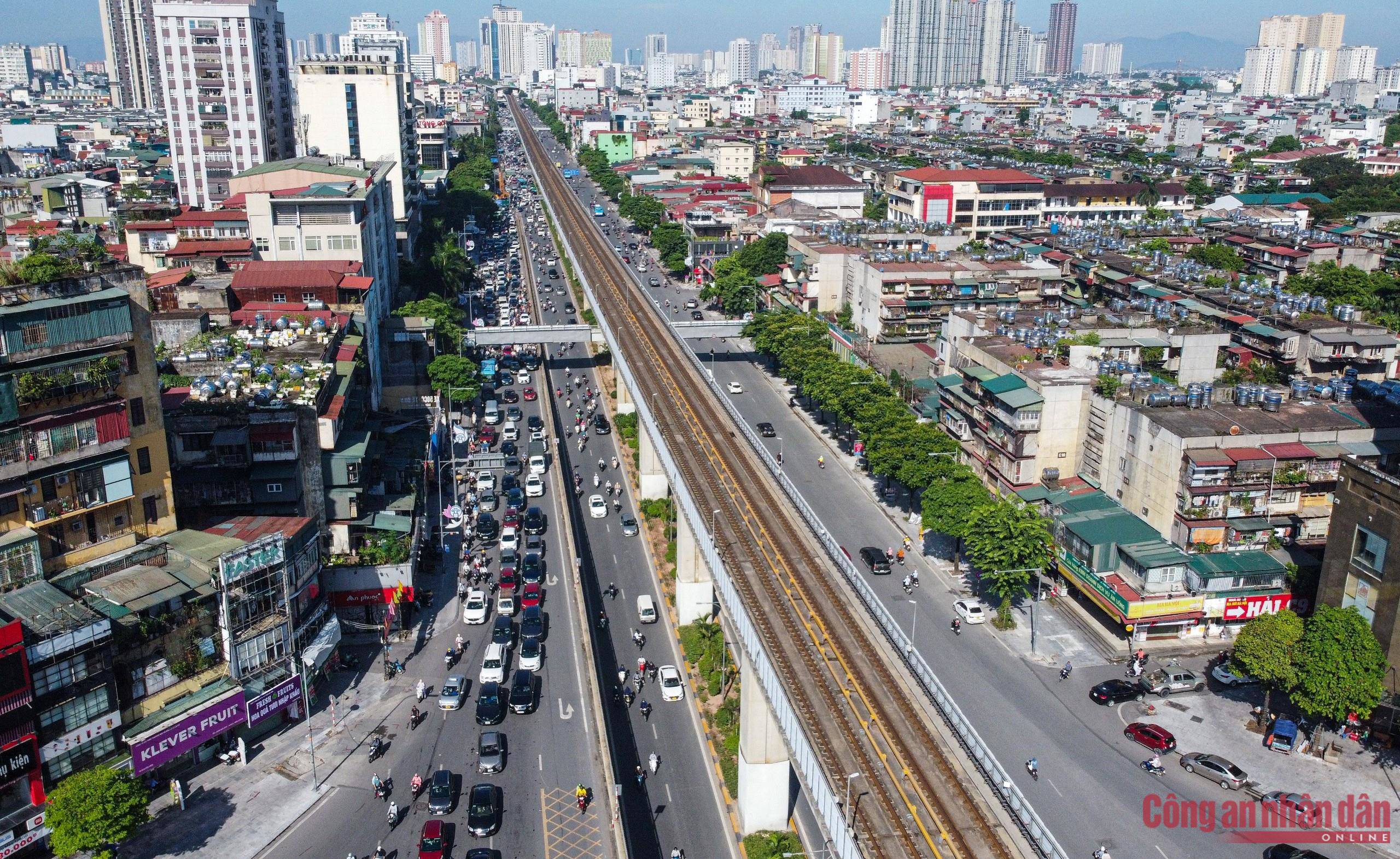 Đường Nguyễn Trãi tiếp tục bị &#34;bóp nghẹt&#34;, giao thông hỗn loạn, người dân đi ngược chiều - 1