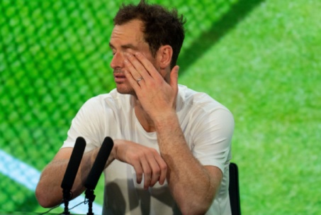 Cựu vương Murray bật khóc, chỉ trích trọng tài sau khi bị loại ở Wimbledon