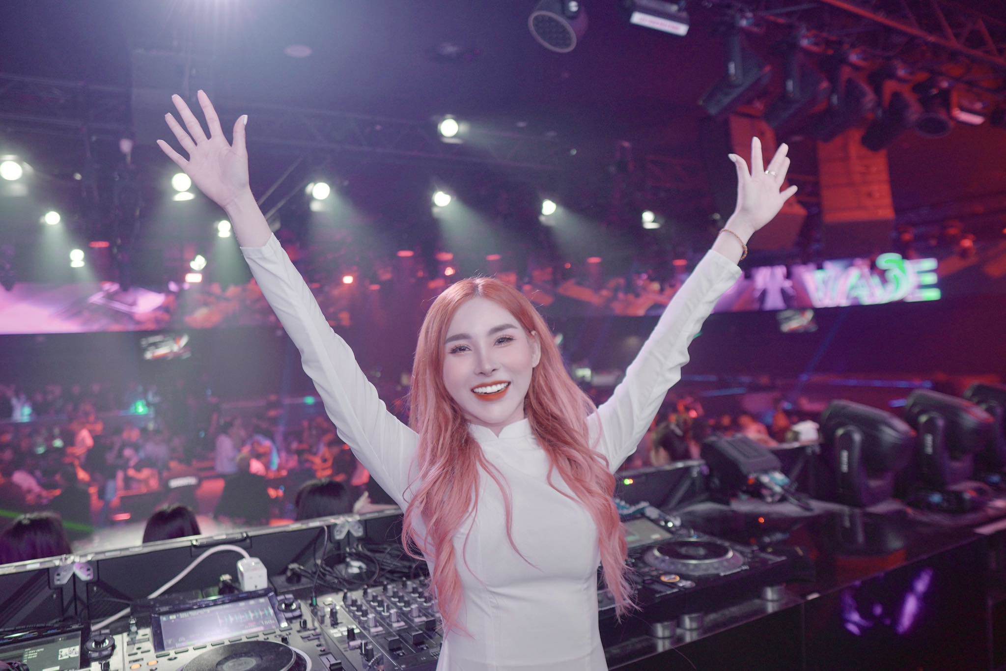 Nữ DJ miền Tây nói gì khi diện áo dài, váy cưới chơi nhạc gây tranh cãi - 3