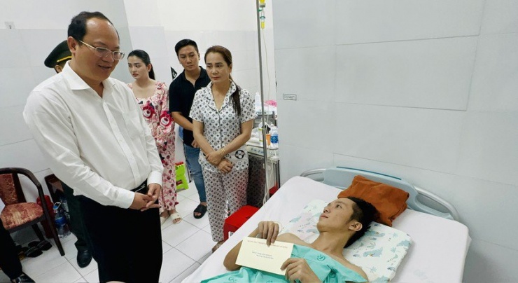 Phó Bí thư TP.HCM thăm công an bị thương trong vụ khủng bố tại Đắk Lắk - 1