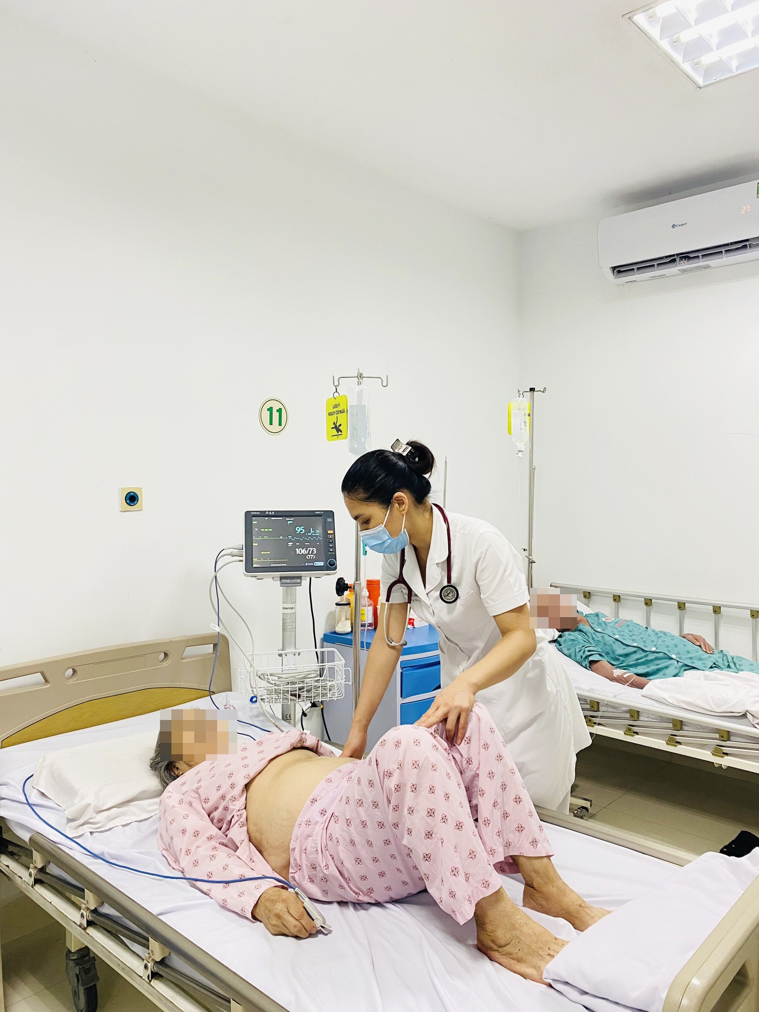 Người phụ nữ tím tái, suy đa tạng sau khi ăn bánh tẻ - 1
