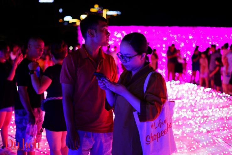 Người dân, du khách “check-in” không gian ánh sáng nghệ thuật đầu tiên bên sông Hàn - 9