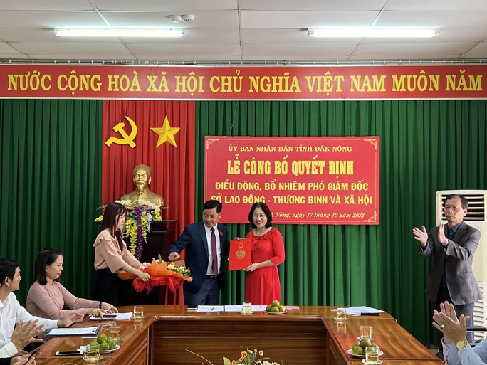 Cho thôi việc phó giám đốc sở xin nghỉ hưu ngay tại lễ bổ nhiệm - 1