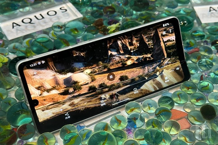 Sharp ra mắt smartphone màn hình cực mượt, giá ngon - 2