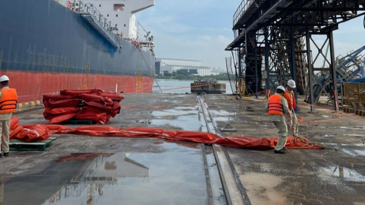Tàu container va chạm tàu hàng làm gãy một đoạn cầu cảng tại Cái Mép - 2