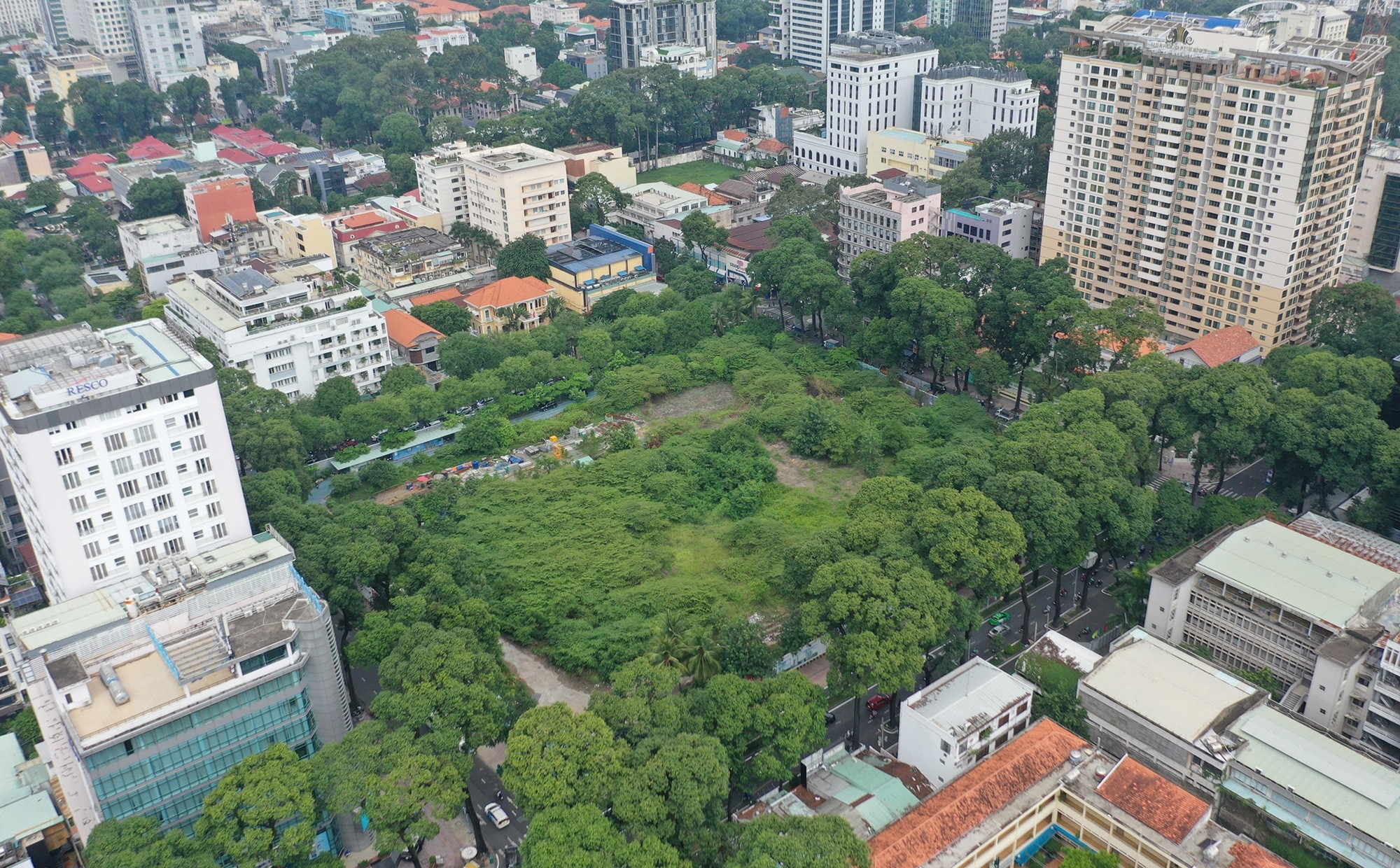 Ảnh: Cây cỏ phủ kín dự án nhà thi đấu nghìn tỷ ở trung tâm TP.HCM - 14