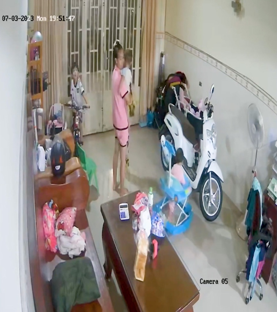 Clip: Người mẹ thót tim cứu con vài giây trước khi trần nhà đổ sập - 1