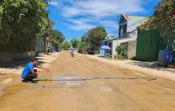 Dân mang thùng rác chặn xe tải trọng lớn làm hỏng đường - 4