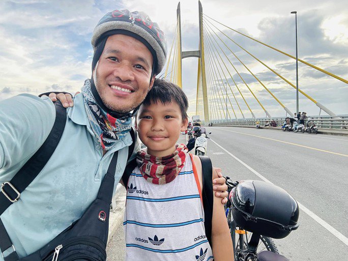 Cậu bé 10 tuổi ở Lạng Sơn đạp xe khám phá 4 quốc gia - 1