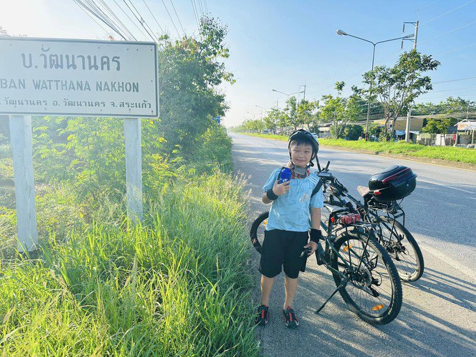 Cậu bé 10 tuổi ở Lạng Sơn đạp xe khám phá 4 quốc gia - 3