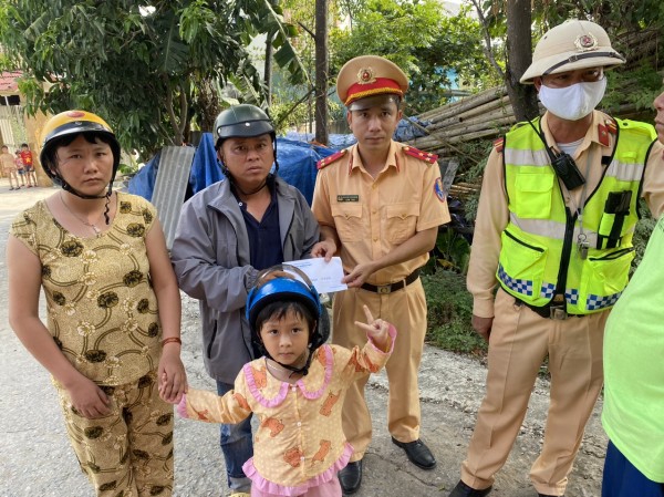 Đi xe máy từ Nghệ An vào Đồng Nai, một gia đình nhỏ được Công an hỗ trợ - 1