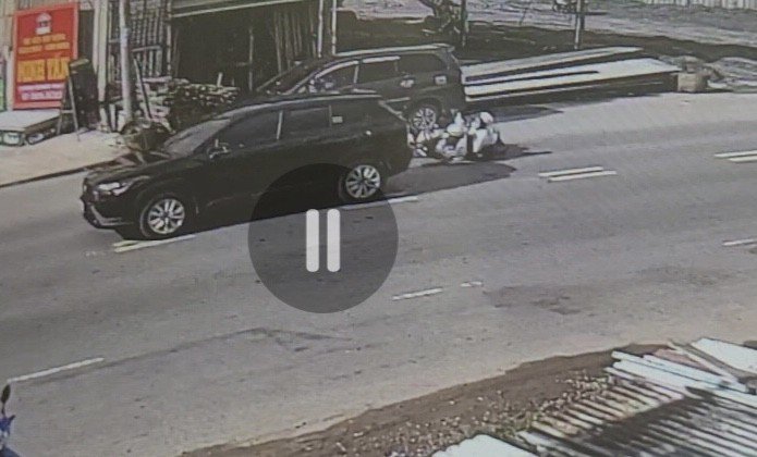 Camera ghi lại vụ ô tô tông vợ chồng đi xe máy rồi bỏ chạy - 1