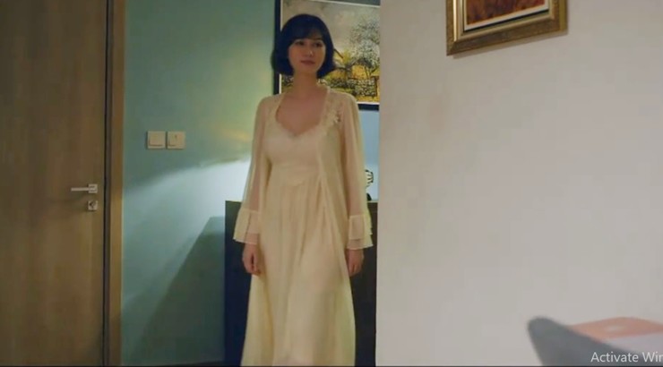 Diễn viên - MC Hương Giang hiện đang gây được sự chú ý của khán giả khi đóng vai Quyên, vợ của Nghĩa (Tuấn Tú) trong phim Món quà của cha. Trong tập 2, nhân vật của cô xuất hiện với phân cảnh mặc váy ngủ gợi cảm khiến chồng mê mẩn.
