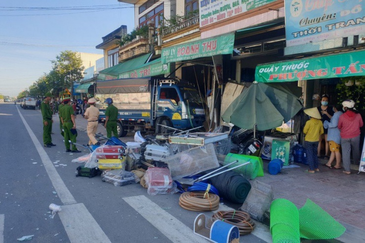 Xe tải tông vào nhà dân làm 2 người tử vong - 2