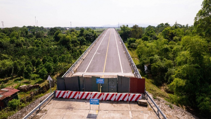 Kỳ lạ cây cầu trăm tỷ xây xong 3 năm để... &#34;làm cảnh&#34; - 3