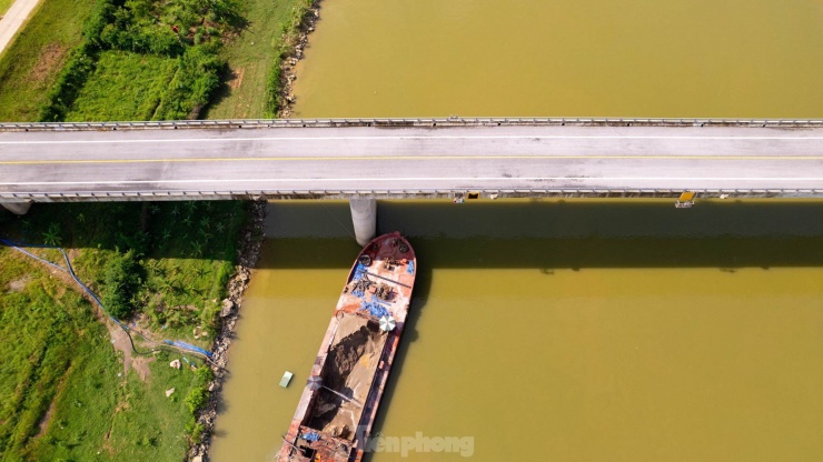 Kỳ lạ cây cầu trăm tỷ xây xong 3 năm để... &#34;làm cảnh&#34; - 9