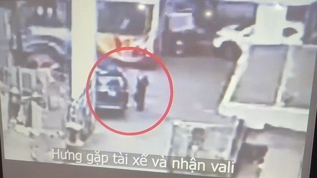 Viện kiểm sát công bố clip ghi lại cảnh điều tra viên Hoàng Văn Hưng nhận chiếc cặp số - 2