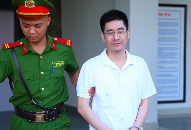 Viện kiểm sát công bố clip ghi lại cảnh điều tra viên Hoàng Văn Hưng nhận chiếc cặp số - 3