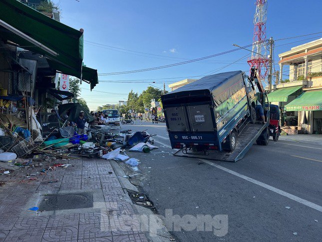 Hàng xóm bàng hoàng kể lại giây phút xe tải lao vào nhà dân làm 2 người tử vong - 7