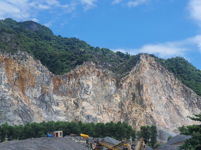 Rơi từ độ cao 30m, công nhân mỏ đá ở Quảng Bình tử vong - 1