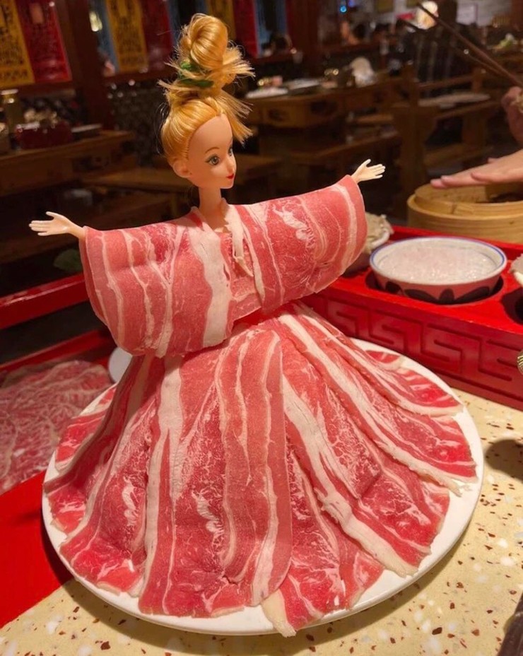 Thịt nướng BBQ trong một nhà hàng ở Trung Quốc khiến cả trẻ em và người xuýt xoa trầm trồ.
