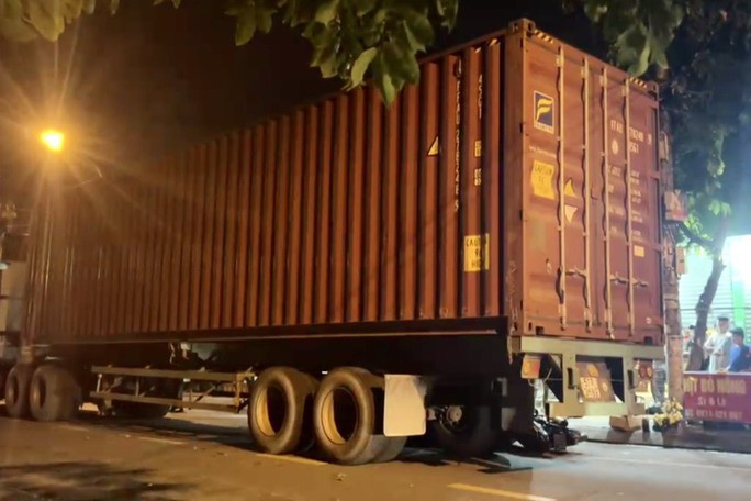 Sau âm thanh lớn, 1 người nằm chết cạnh xe container ở TP HCM - 1