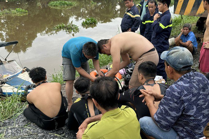 TP HCM: Tìm kiếm 2 người bị đuối nước ở kênh Cầu Xáng - 2