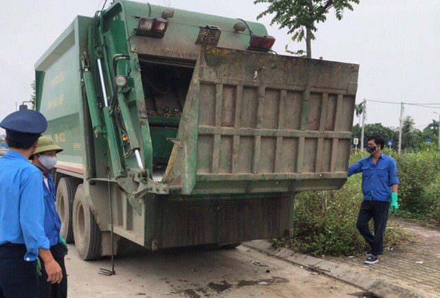 Hà Nội: Xử lý hàng loạt xe chở rác làm rò rỉ nước - 1