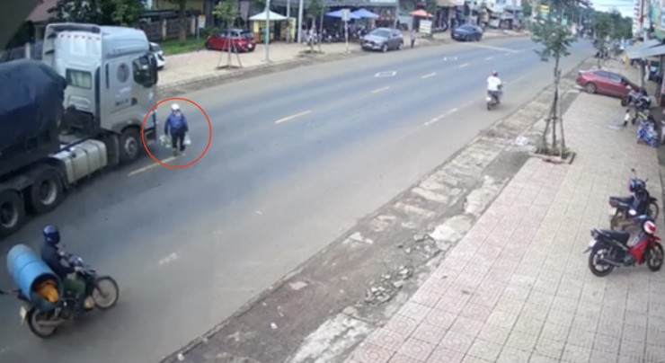 Camera ghi cảnh xe đầu kéo tông ô tô khi né người băng qua đường - 1