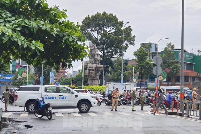 Thoát nạn trong gang tấc khi thấy cành cây cổ thụ sắp gãy xuống đường - 3