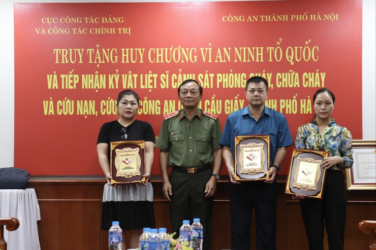 Hà Nội: Tiếp nhận kỷ vật của ba cảnh sát PCCC hy sinh trong khi làm nhiệm vụ - 9