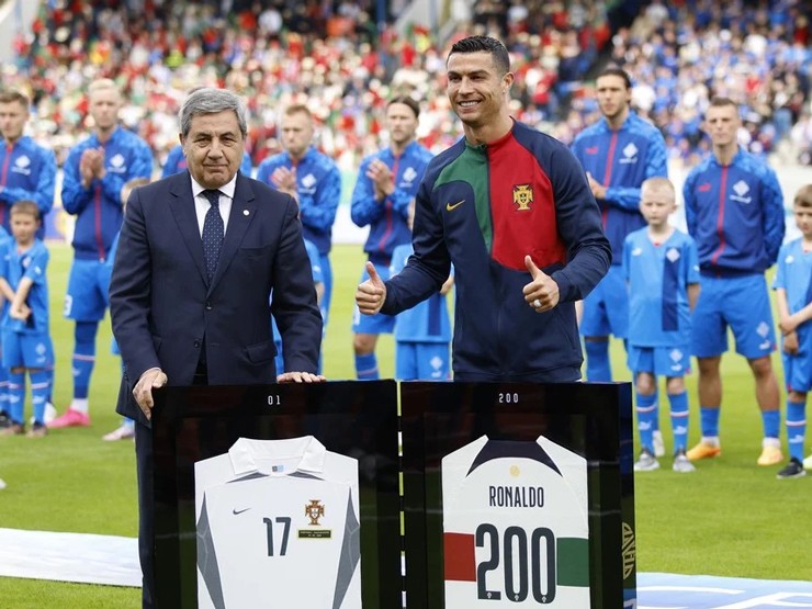 Ronaldo siêu giàu lại gây sốt: Muốn mua luôn tờ báo chuyên "soi" mình - 1