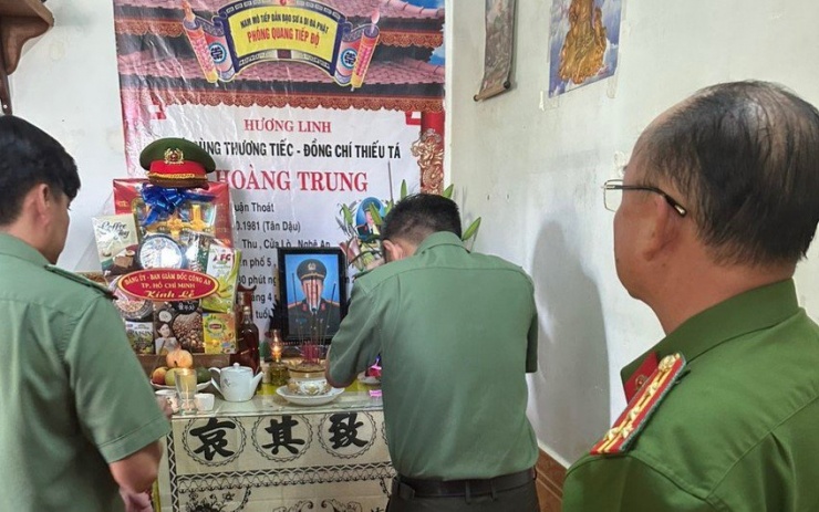 Công an Bình Dương thăm gia đình liệt sĩ hi sinh trong vụ khủng bố ở Đắk Lắk - 1