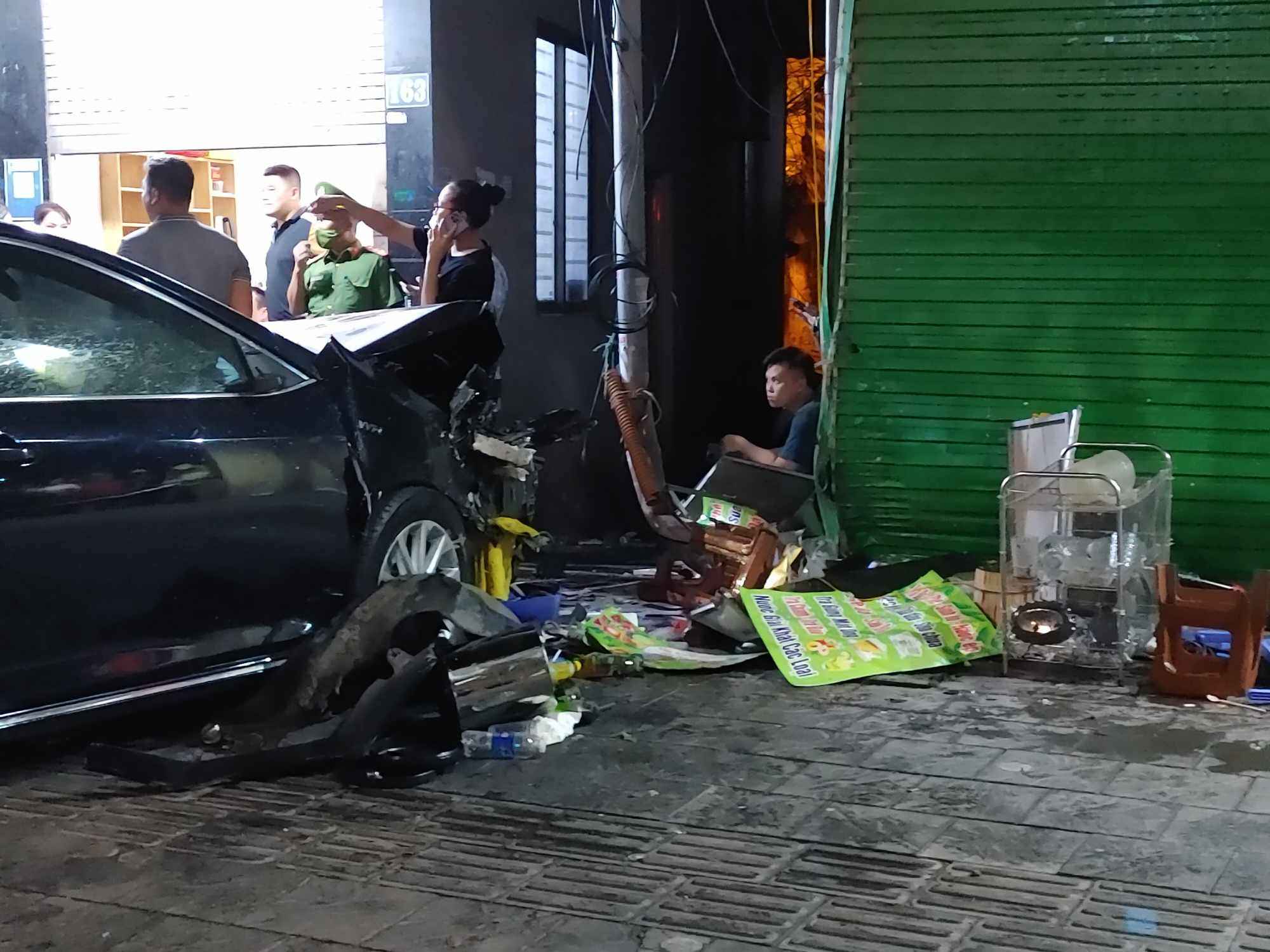 Vụ ô tô Camry lao vào 3 người uống trà đá trên vỉa hè: Một nạn nhân tử vong - 1