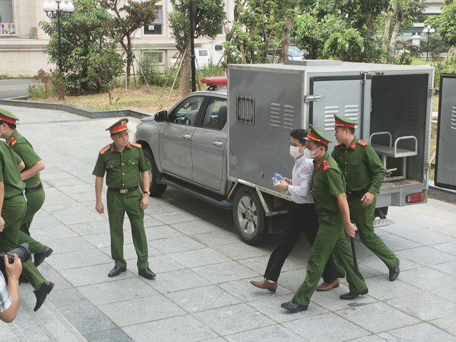 Vụ &#34;chuyến bay giải cứu&#34;: Các bị cáo đã được dẫn giải tới tòa nghe tuyên án - 6