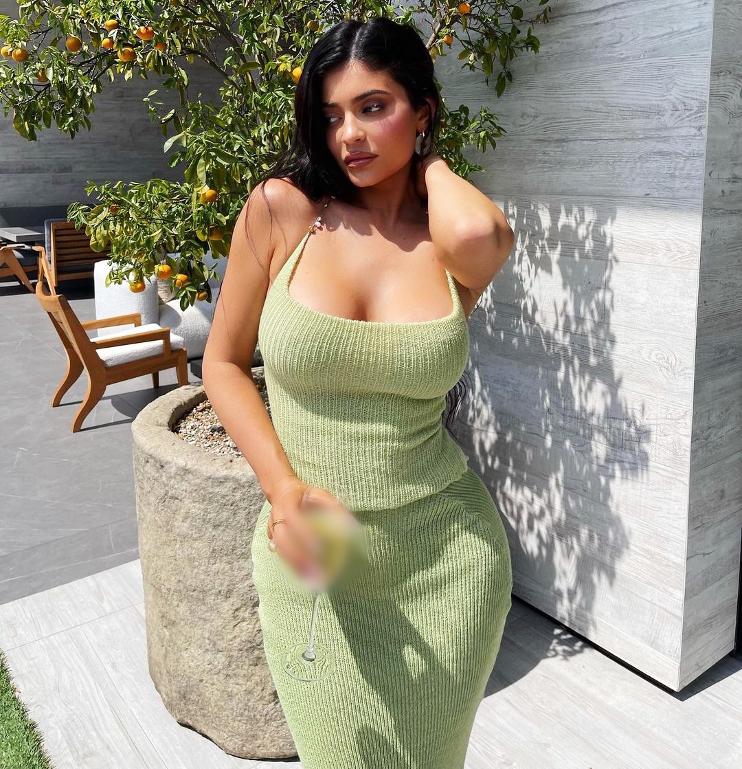 Kylie Jenner thừa nhận nâng ngực năm 19 tuổi - 3