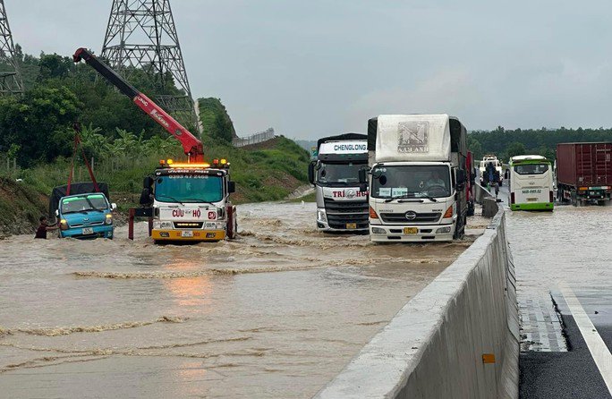 Vì sao tuyến cao tốc Dầu Giây - Phan Thiết mới sử dụng đã bị ngập? - 1