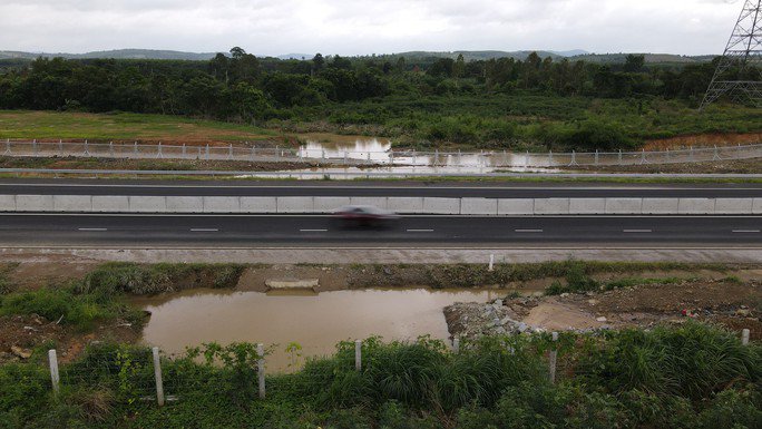 Vì sao tuyến cao tốc Dầu Giây - Phan Thiết mới sử dụng đã bị ngập? - 2